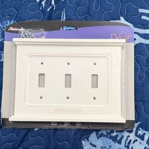Amerelle Décor White Composite Wood Triple  Light Switch Wall Plate NWT